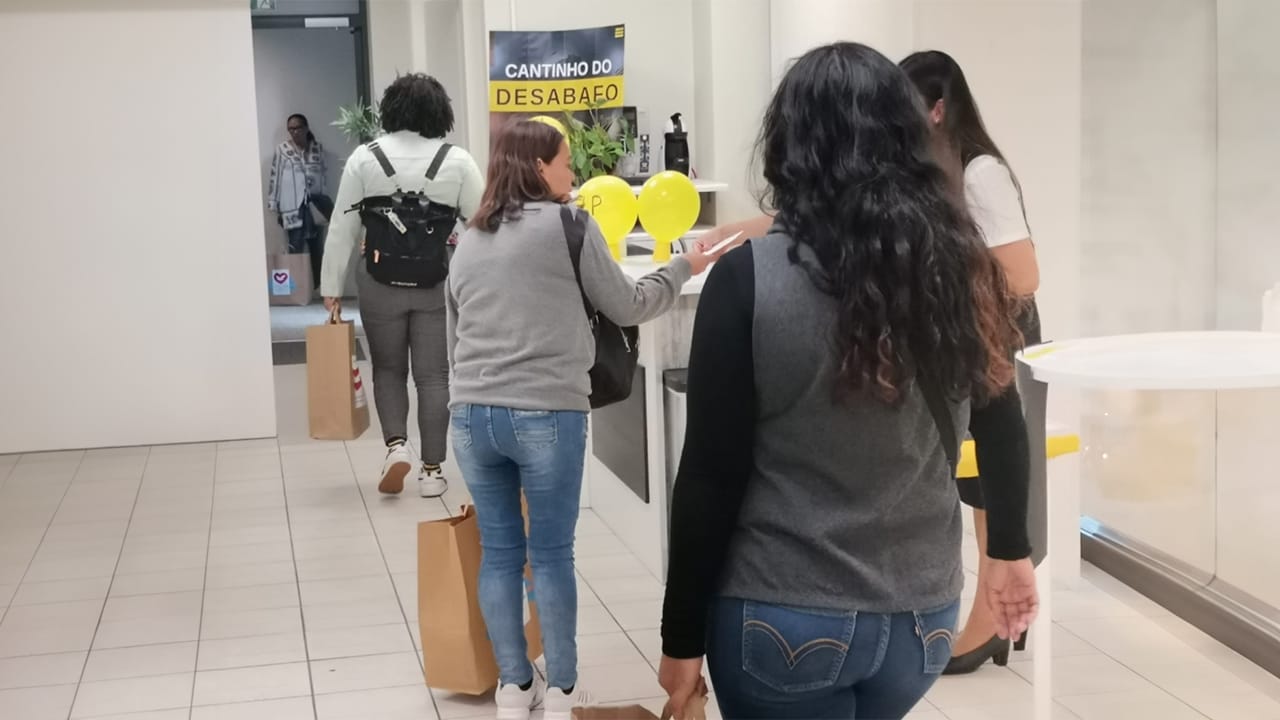 Distribuição de sacolas de alimentos Lausanne