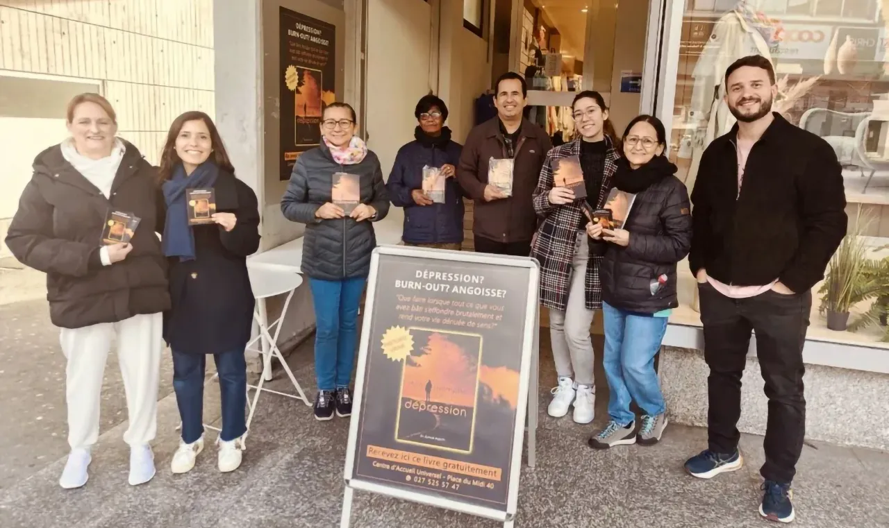 Movimento na Place du Midi distribui livros sobre depressão